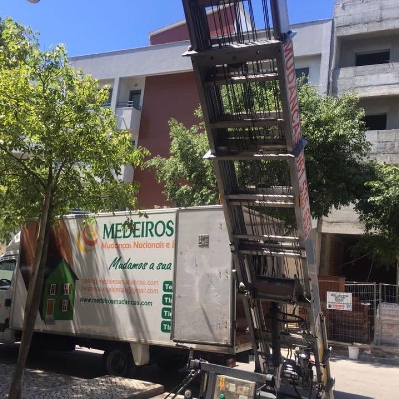Camião da Medeiros Mudanças com elevador exterior numa mudança em Alcabideche